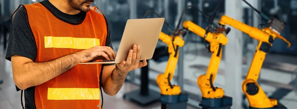MLP Engineer use advanced robotic software to control industry robot arm in 스톡 사진