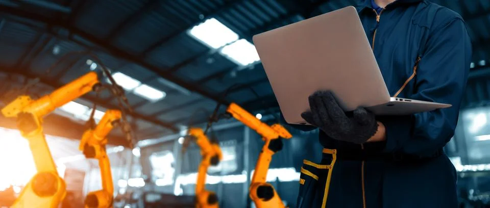 MLP Engineer use advanced robotic software to control industry robot arm in Stockfoto's