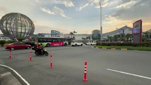 MOA Globe Roundabout and City Traffic, Pasay 4K 60fps Видео 338350307