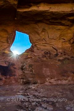 Moab Sun Peeks Through Stockfoto's