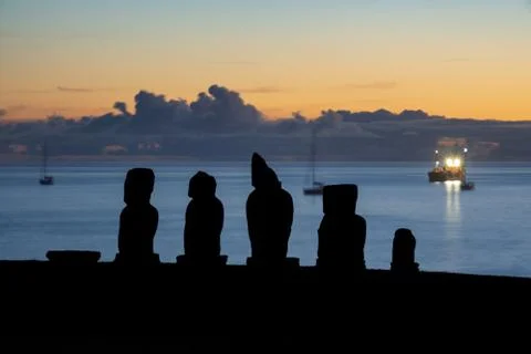 Moai platform silhouette at dusk in easter island, long exposure Foto stock