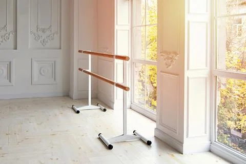 Mobile ballet machine for classes in hall with sunshine Stock-Fotos
