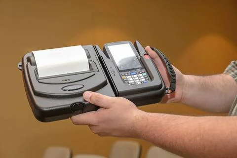 Mobile Barcode Printer Man Holding Portable Barcode Printer and Reader Com... Foto stock