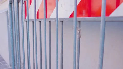 Mobile barrier in front of the building wall Vídeos de archivo 155250135