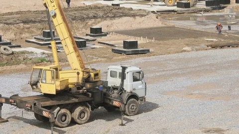Mobile construction crane on wheels outdoors Vídeo Stock 80170400