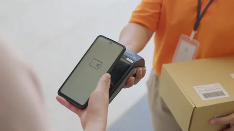 Mobile contactless cashless e-wallet digital payment home delivery. Vidéo 155333376