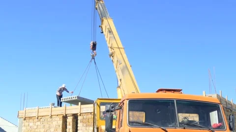 The mobile crane drops the concrete slab on the building 스톡 동영상 95283574