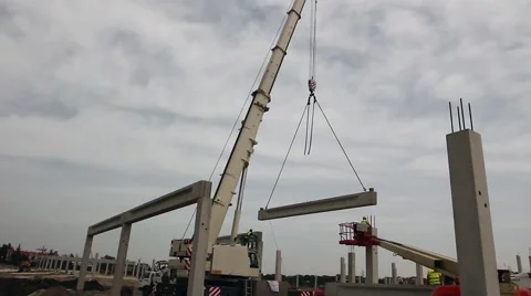 Mobile crane is operating, assembly concrete joist. Vídeos de archivo 59836745