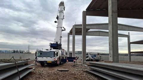 Mobile crane operating on an industrial construction site. Stockfoto's