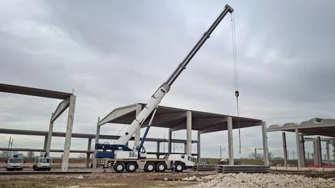 Mobile crane operating on an industrial construction site Stockfoto's