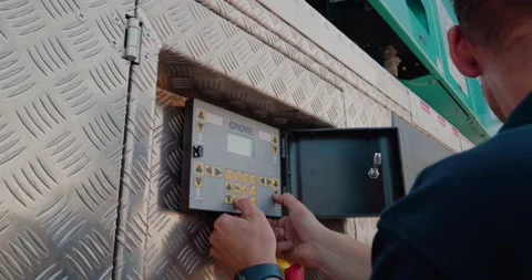 The mobile crane operator controls the crane using the electronic control panel. Vídeo Stock 136527217