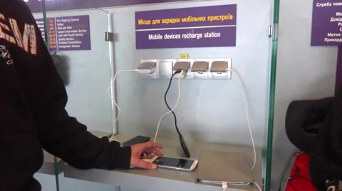 Mobile devices charger station 스톡 동영상 33389720