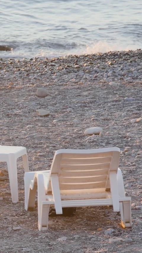 Mobile-friendly vertical video of the Mediterranean coast at dusk, showing e 库存影片 334627850
