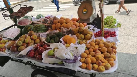 Mobile fruit stand in the streets of Peru Vidéo 284643511