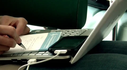 Mobile journalist taking notes on loose-leaf notebook Видео 32347873