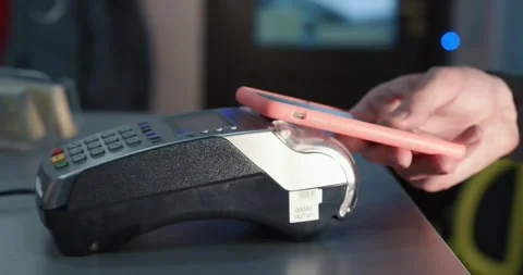 Mobile NFC payment technology POS terminal consumer business transaction paying Vídeos de archivo 336585618
