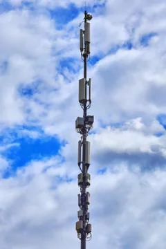 Mobile operator base station. Cellular antenna against the sky and clouds Foto stock