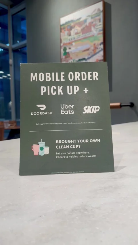 Mobile Order Pick Up Sign for Delivery Services in Modern Cafe 库存影片 333551319