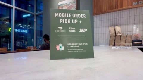 Mobile Order Pick Up Sign with Delivery Logos in Modern Restaurant 库存影片 333551337