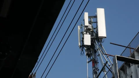 Mobile phone cell tower with multiple antennas Видео 331494187