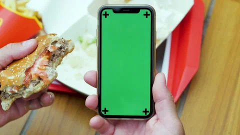 Mobile phone with a green screen in the hands of a guy. chroma key Vidéo 174290231