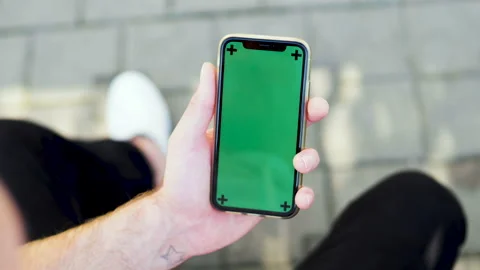 Mobile phone with a green screen in the hands of a guy. chroma key Vidéo 174290938