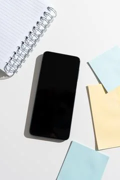 Mobile Phone With Important Message On Desk With Empty Notebook And Notes 스톡 사진