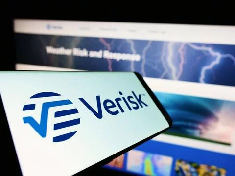Mobile phone with logo of US data and risk company Verisk Analytics Inc. o... Foto stock