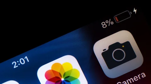 Mobile phone screen while charging from zero to 100% timelapse 스톡 동영상 121858988