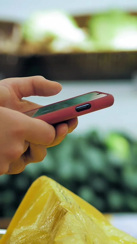 Mobile phone in supermarket. using of smartphone at grocery store. close-up. Stock-Footage 314325257