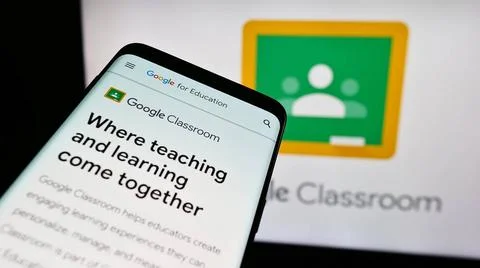  Mobile phone with website of blended learning platform Google Classroom o... 스톡 사진