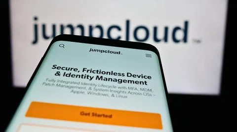 Mobile phone with website of US cloud software company JumpCloud Inc. in f... Foto stock