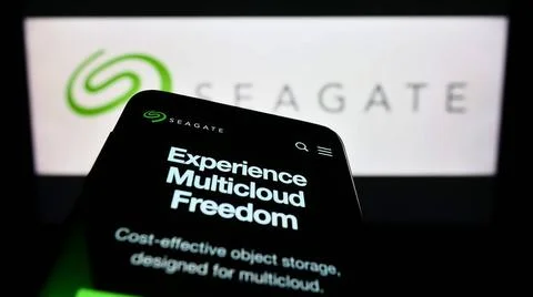 Mobile phone with website of US data storage company Seagate Technology LL... Foto stock