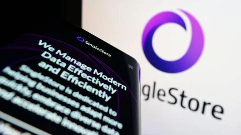 Mobile phone with website of US software company SingleStore Inc. on scree... Foto stock