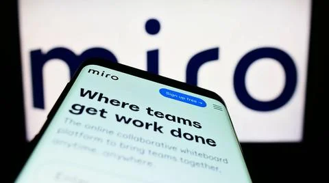 Mobile phone with website of US software company RealtimeBoard Inc. (Miro)... Fotos de archivo