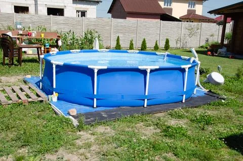 Mobile pool in the backyard, round outdoor pool for the whole family on the l Foto stock