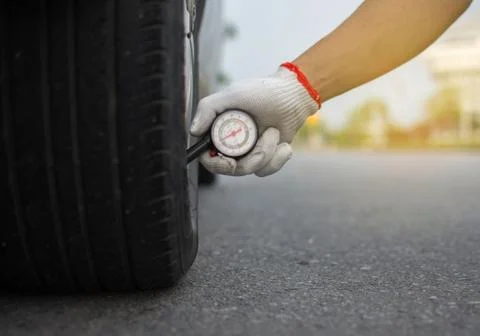 In mobile, a pressure measuring device for measuring tire pressure. Foto stock