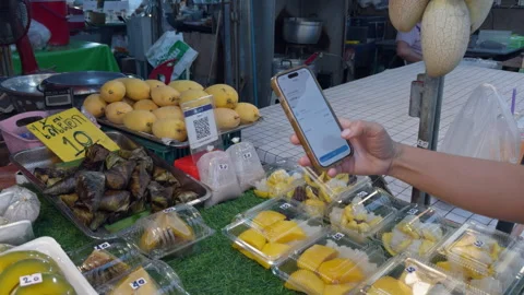 Mobile QR Code Payment at Street Food Market in Thailand Vídeo Stock 330919280