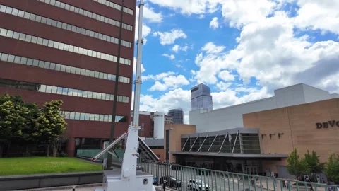 Mobile security camera tower extending in downtown Grand Rapids, Michigan Vidéo 345919064