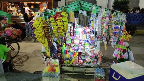 Mobile shop for snacks and sweets at the annual festival in San Ramon, Peru Vidéo 283670660