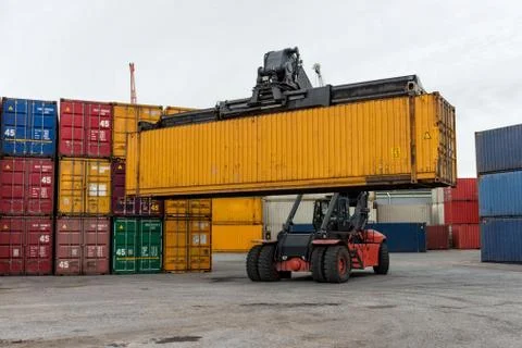 Mobile stacker handler in action at a container terminal. Foto stock