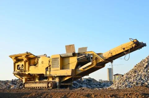 Mobile Stone crusher machine by the construction site or mining quarry for cr Foto stock
