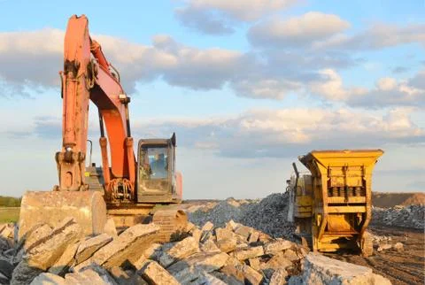 Mobile Stone crusher machine by the construction site or mining quarry Foto stock