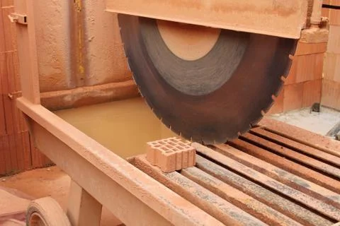 Mobile table saw for cutting precise cut bricks and other building materials. Foto stock