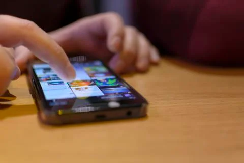 Mobile telefon surfing Stock Photos