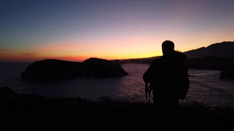 Mobile using man at sunrise 動画素材 122154147