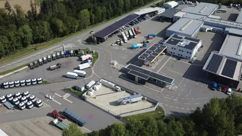 Mobility hub with electric charging stations and hydrogen refueling station Vídeo Stock 344940638