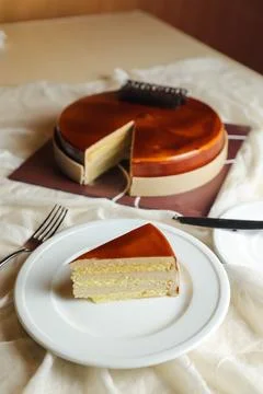 Mocha cake slice include chocolate, cream, sugar with knife and fork served.. Foto stock