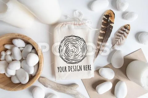 Mock up of cotton bag or pouch and bowl with white pebble and boho elements PSDテンプレート
