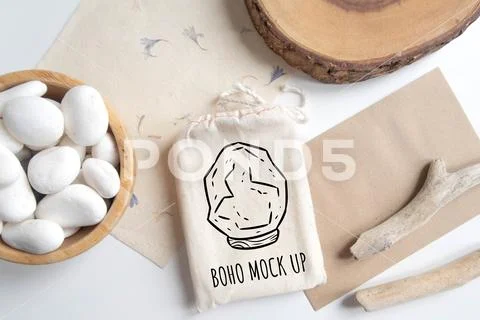 Mock up of cotton bag or pouch and bowl with white pebble and boho elements PSD-Vorlage